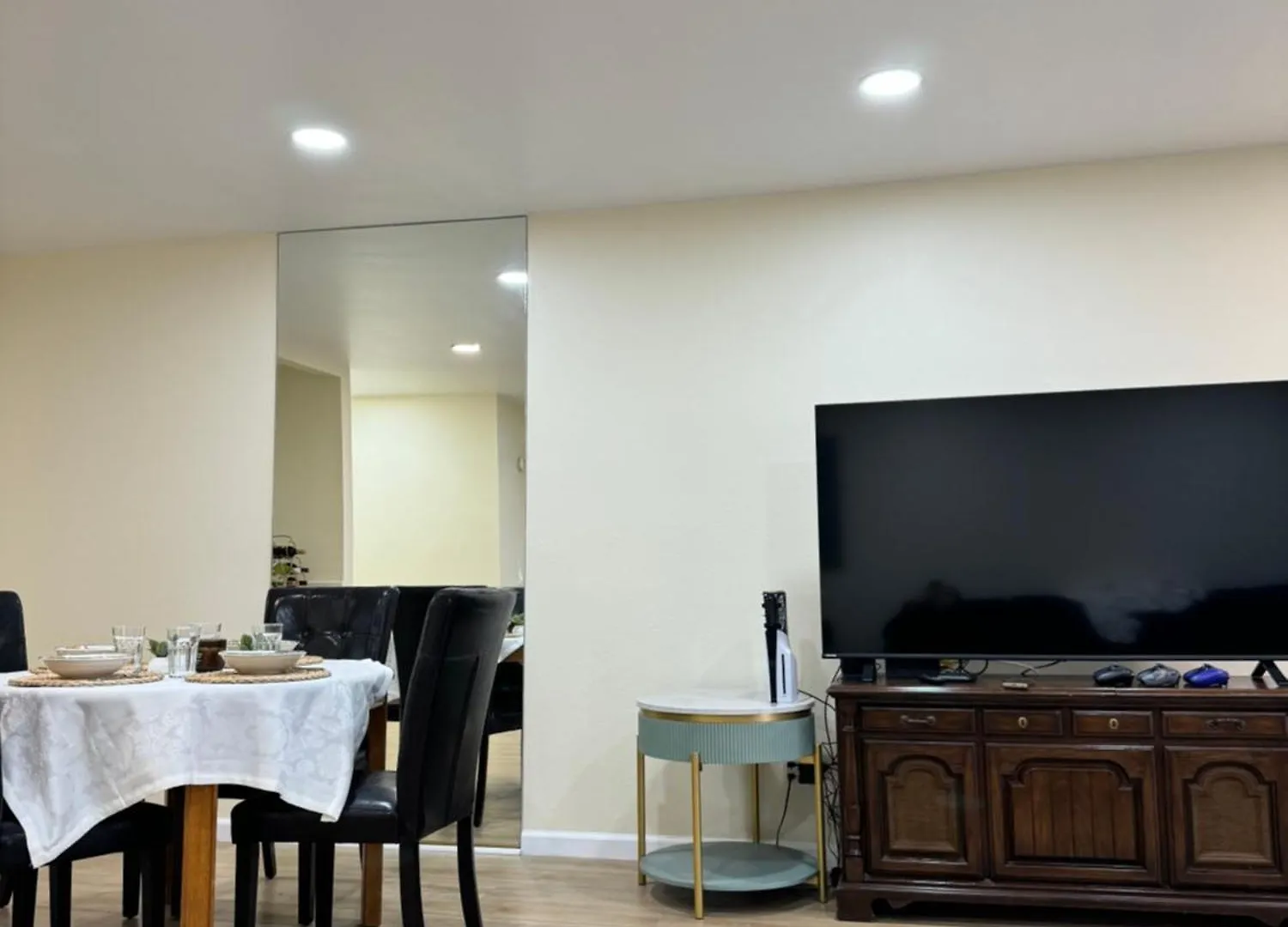 Stylish 2B2B Apartment Glendale United States
