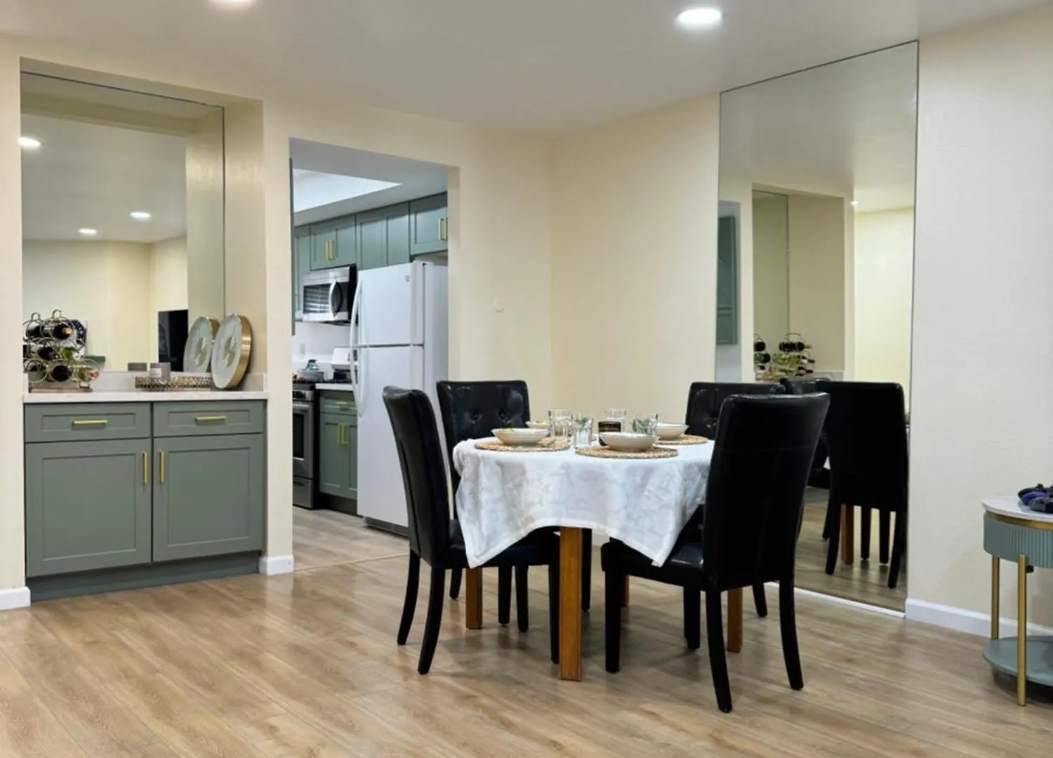 Stylish 2B2B Apartment Glendale United States