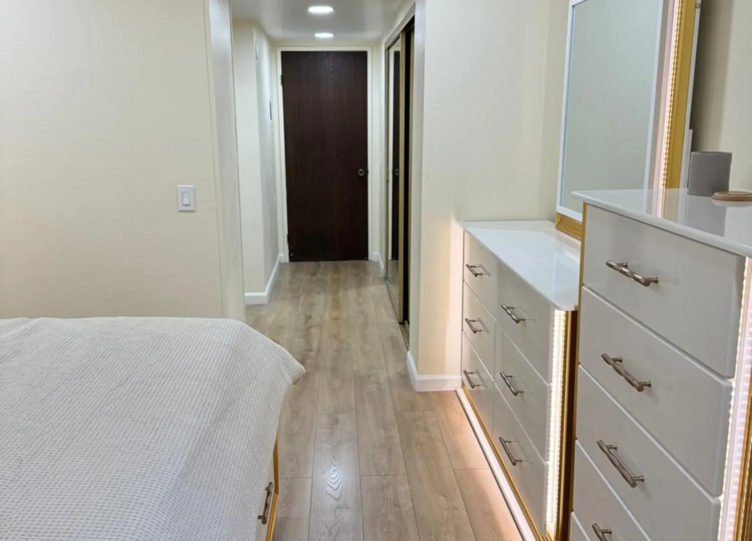 Stylish 2B2B Apartment Glendale