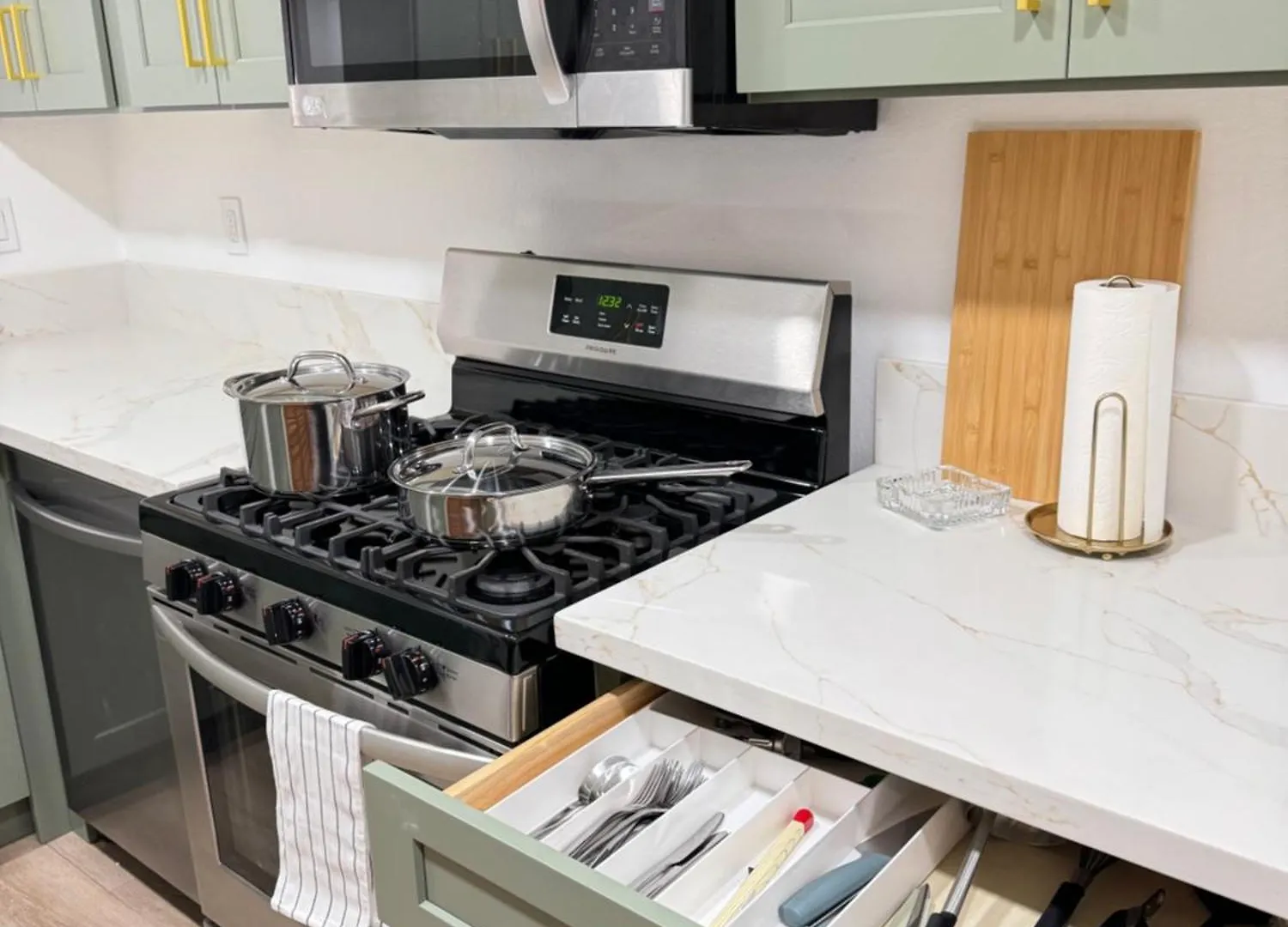 Stylish 2B2B Apartment Glendale